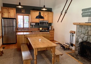 Cozy home in heart of Sunriver w/hot tub, close to Mt Bachelor