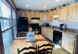 Creekside Condo Walking Distance to Slopes!
