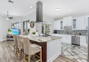 Custom Heated Pool, Intersecting canal views with gulf access! - Villa Sunshine & Unwind - Roelens