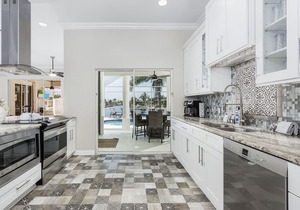 Custom Heated Pool, Intersecting canal views with gulf access! - Villa Sunshine & Unwind - Roelens