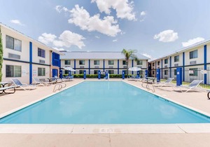 Days Inn & Suites by Wyndham Laredo