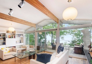 Dog-friendly lakefront house with private hot tub, outdoor pool, beach, WiFi