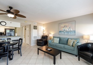 Dog-Friendly, Private Patio, Beachfront Complex w/a Heated Pool & Hot-tub