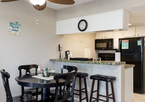 Dog-Friendly, Private Patio, Beachfront Complex w/a Heated Pool & Hot-tub