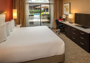 DoubleTree by Hilton Hotel Portland 1 King Executive Suite with Living Room