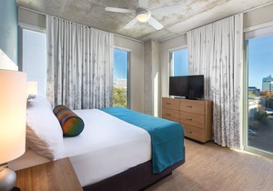DOWNTOWN Austin with ROOFTOP Pool and BBQ Area, Fire Pit & a Fitness Center
