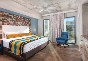 DOWNTOWN Austin with ROOFTOP Pool and BBQ Area, Fire Pit & a Fitness Center