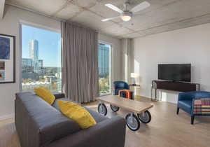 DOWNTOWN Austin with ROOFTOP Pool and BBQ Area, Fire Pit & a Fitness Center