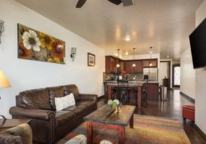Downtown Moab | Private Hot Tub | Bike Storage | Pet Friendly | Easy Parking