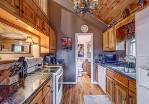 Dreamy wooded escape w/2 decks, resort access, WiFi, gas grills, hot tub/pool