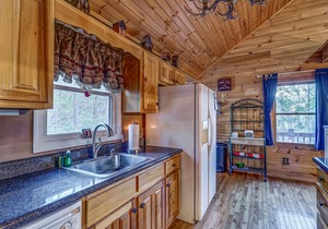 Dreamy wooded escape w/2 decks, resort access, WiFi, gas grills, hot tub/pool