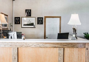 Econo Lodge Inn & Suites