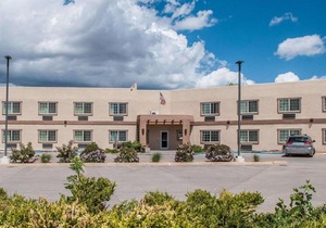 Econo Lodge Inn & Suites