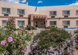 Econo Lodge Inn & Suites