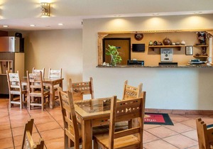 Econo Lodge Inn & Suites