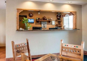 Econo Lodge Inn & Suites