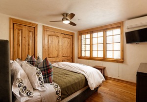Elegant 3 BR/3 BA Mountain Views - #415 Walk to Lifts & Town