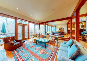 Elegant Aspen townhouse with an inviting deck, fireplace, and washer/dryer