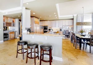 Elegant, Gulf-Front Condo w/Large Balcony, Beach Access & Shared Pool/Gym
