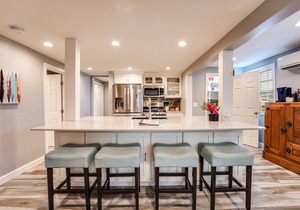 Enjoy GEM 3 in Jax Beach, 4 Blocks to Ocean ,Relaxing Screened Porch, Soaking Tub, Month Stays Ok
