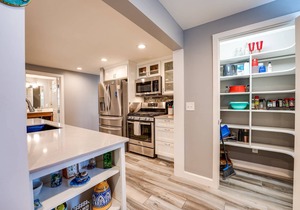 Enjoy GEM 3 in Jax Beach, 4 Blocks to Ocean ,Relaxing Screened Porch, Soaking Tub, Month Stays Ok