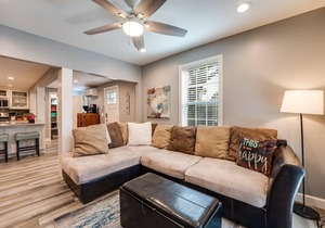 Enjoy GEM 3 in Jax Beach, 4 Blocks to Ocean ,Relaxing Screened Porch, Soaking Tub, Month Stays Ok