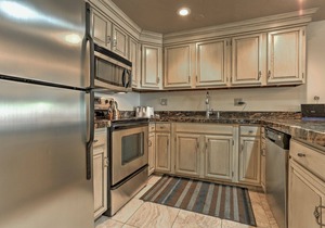 Enjoy Luxury Resort Amenities in the Heart of Old Town Park City! Snowblaze 202