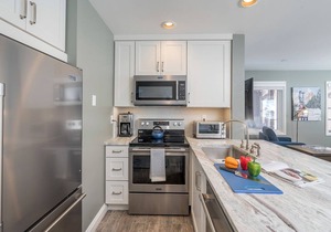 ETTA 101- A Stylish Condo w/Sublime Downtown Location