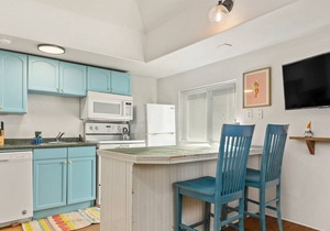 Excellent Location, *Pet Friendly*, 2 Blocks From Beach, Kitchen, WiFi, Community BBQ, Unit 7