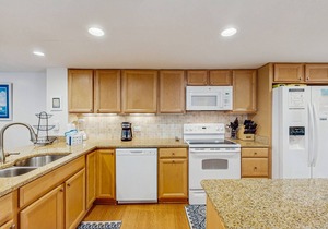 Family-Friendly Townhome with Shared Pool, Golf Course Views, and Beach Access