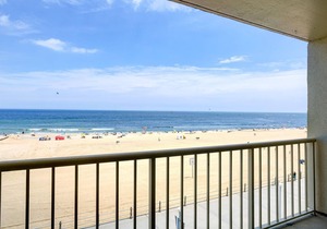 FLASH SALE! Stylish Suite w/Private Balcony, Jetted Tub, WiFi, Gym & Resort Pools
