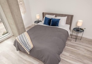 Frontdesk | Bright 1 BR in Business District