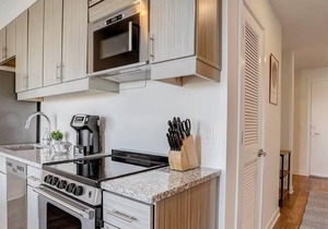 Frontdesk | Open + Bright Studio Apt near UAB