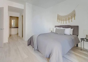 Frontdesk | Spacious and Bright 1 BR Apt