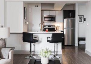 Fully Equipped 1BR steps to BJC and Park