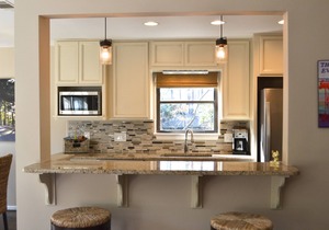 Fully Renovated Top-Floor Sea Pines Villa near Harbour Town in Lighthouse Tennis