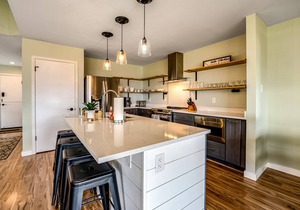 Fully renovated townhome with private hot tub, deck, shared pool, & fast WiFi