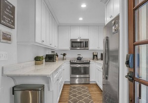 Golf Cart INCLUDED-4 bedroom w 3 Bathrooms -3 min walk to beach & restaurants