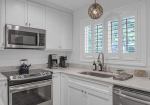 Golf Cart INCLUDED-4 bedroom w 3 Bathrooms -3 min walk to beach & restaurants