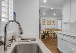 Golf Cart INCLUDED-4 bedroom w 3 Bathrooms -3 min walk to beach & restaurants
