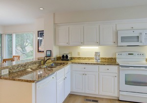 Golf course villa with pool & tennis access - walk to the ocean beach!