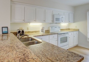 Golf course villa with pool & tennis access - walk to the ocean beach!