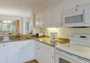 Golf course villa with pool & tennis access - walk to the ocean beach!