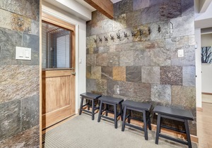 Gorgeous, dazzling condo 100 yards to gondola
