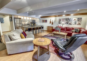 Gorgeous, dazzling condo 100 yards to gondola