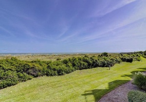 Gorgeous Ocean Views King 2 Queens close to ocean Bikes & Beach Gear Included