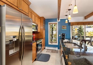 Gorgeous Snowmass Mountain Views! Balcony, W/D, Gas FP, Parking, Pool & Hot Tub. On Shuttle & Path