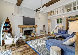 Gorgeous Updated Home with Private Pool Close to Beach - Sleeps 13!