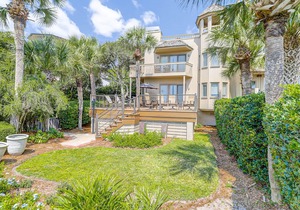 Grand oceanfront getaway with a sundeck, pools & beach access