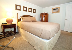 Ground-Floor Suite w/ Full Kitchen & Free WiFi - Near Dining & Shops